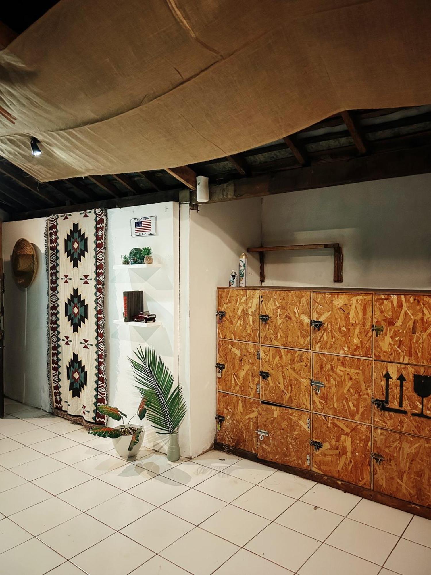 Losmanos Hostel Джокьякарта Экстерьер фото