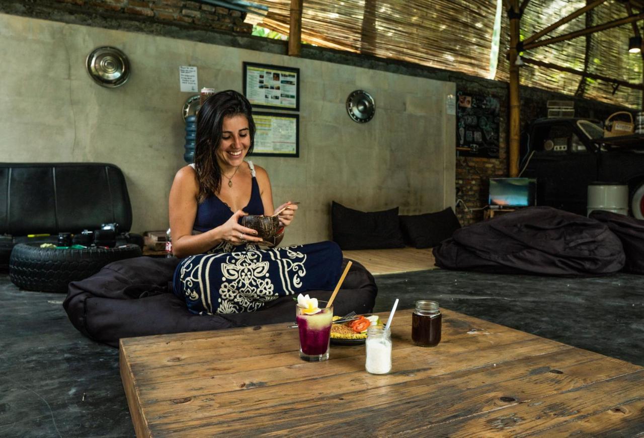 Losmanos Hostel Джокьякарта Экстерьер фото