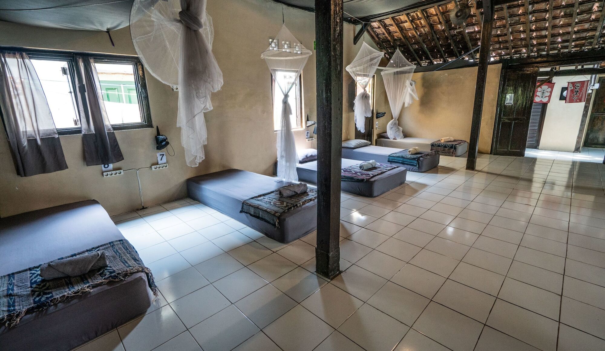 Losmanos Hostel Джокьякарта Экстерьер фото